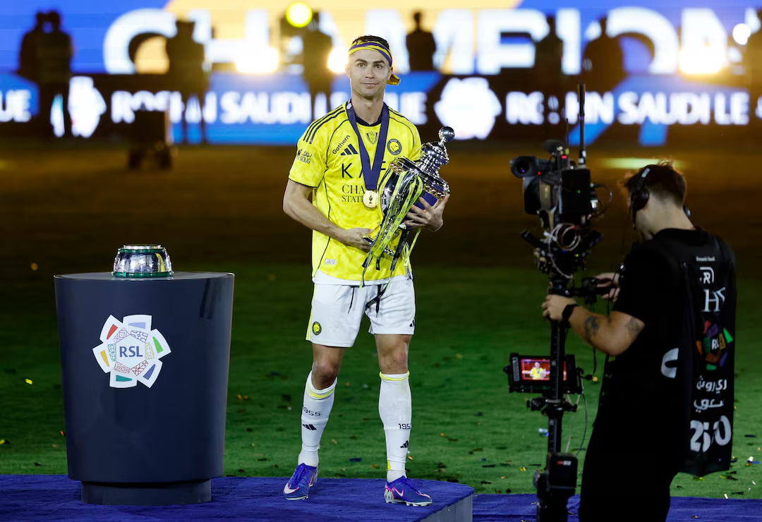Ronaldo Persembahkan Trophy Pertamanya untuk Al-Nassr Sejak Hijrah ke Saudi!