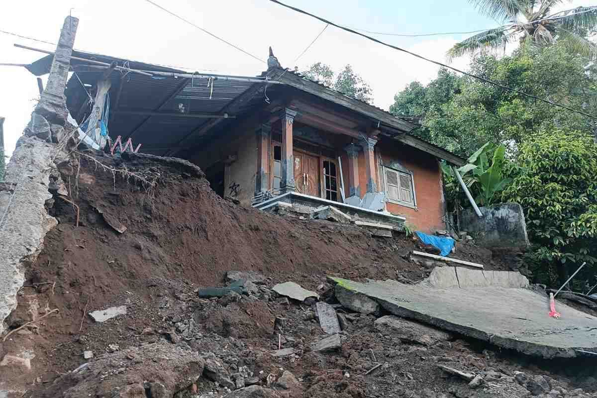 Hujan Deras Picu Longsor di Sukasada, Rumah Warga Rusak dan Jalan Tertutup