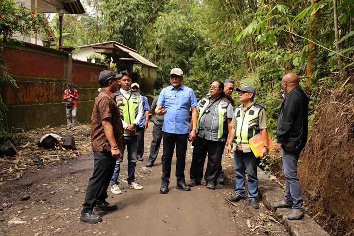 Demi Kelancaran Ekonomi Warga, Bupati Karangasem Cek Langsung Pembangunan Jalan Desa