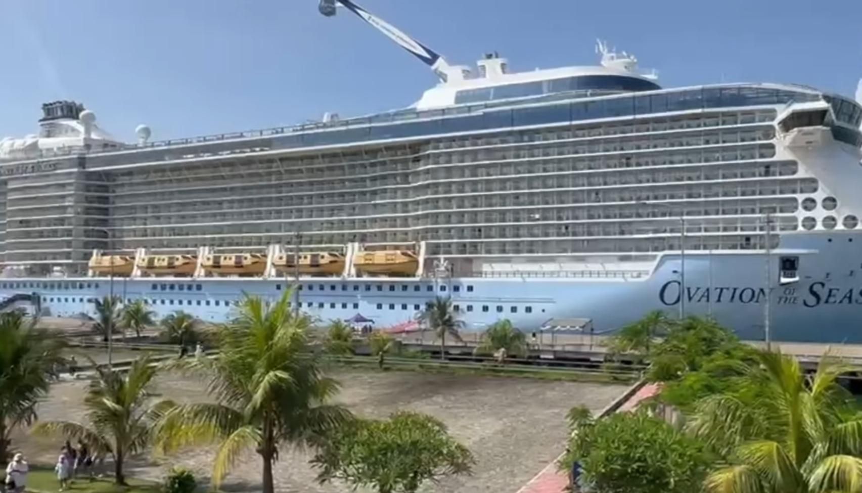 Kapal Pesiar Ovation of the Seas Singgah di Gili Mas, Lombok Makin Mendunia