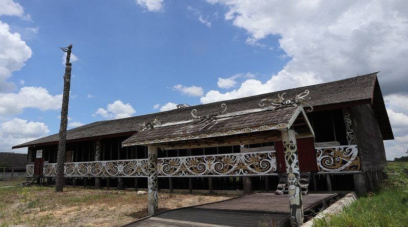 Menguak Arsitektur Raksasa Rumah Lamin Khas Suku Dayak