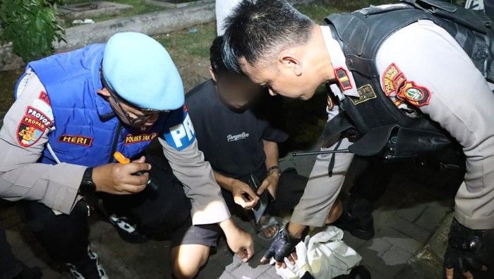 Polres Metro Jakarta Pusat Tangkap 11 Orang dalam Operasi Cipta Kondisi Usai Kedapatan Bawa Sajam dan Obat Terlarang