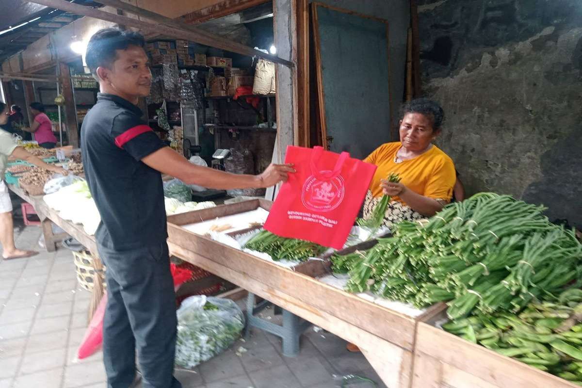 Edukasi Pedagang hingga Bagikan Tas Ramah Lingkungan, Perumda Pasar Buleleng Kurangi Plastik