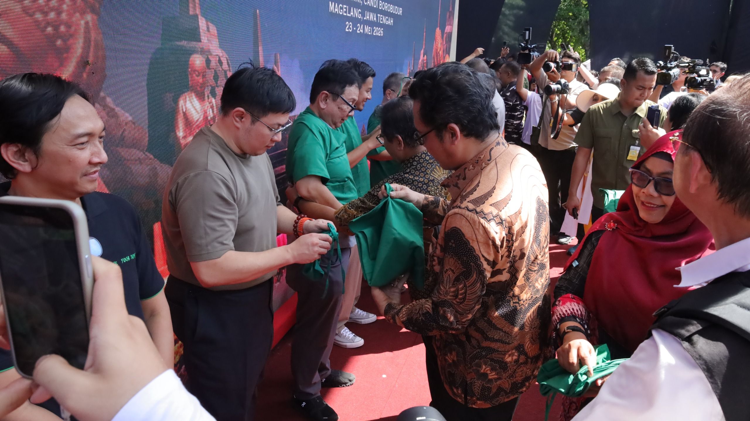 Rangkaian Waisak: Pengobatan Gratis Dipadati Ribuan Warga di Candi Borobudur