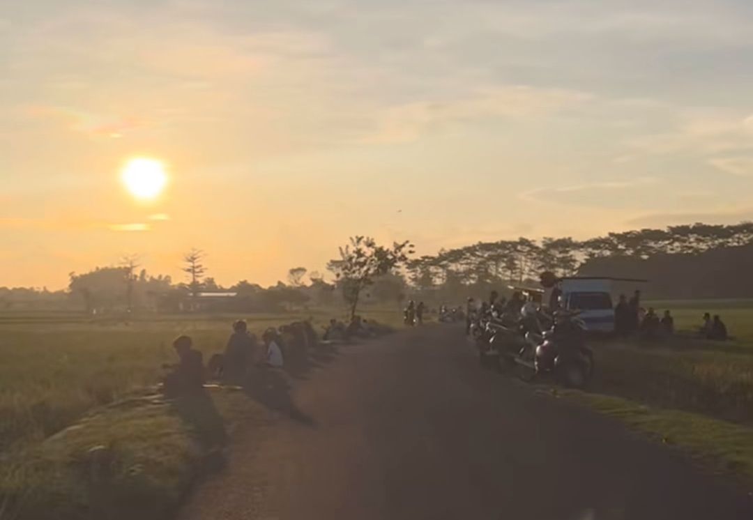 Senja di Pinggir Jalan Desa, Ketika Aspal Menjadi Ruang Nongkrong Baru Anak Muda