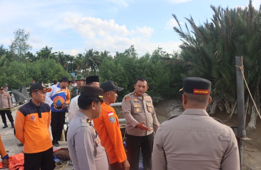 Pimpin Langsung Evakuasi, Kapolres Tanjab Barat Kawal Pencarian Korban Jembatan Runtuh di Sungai Pengabuan