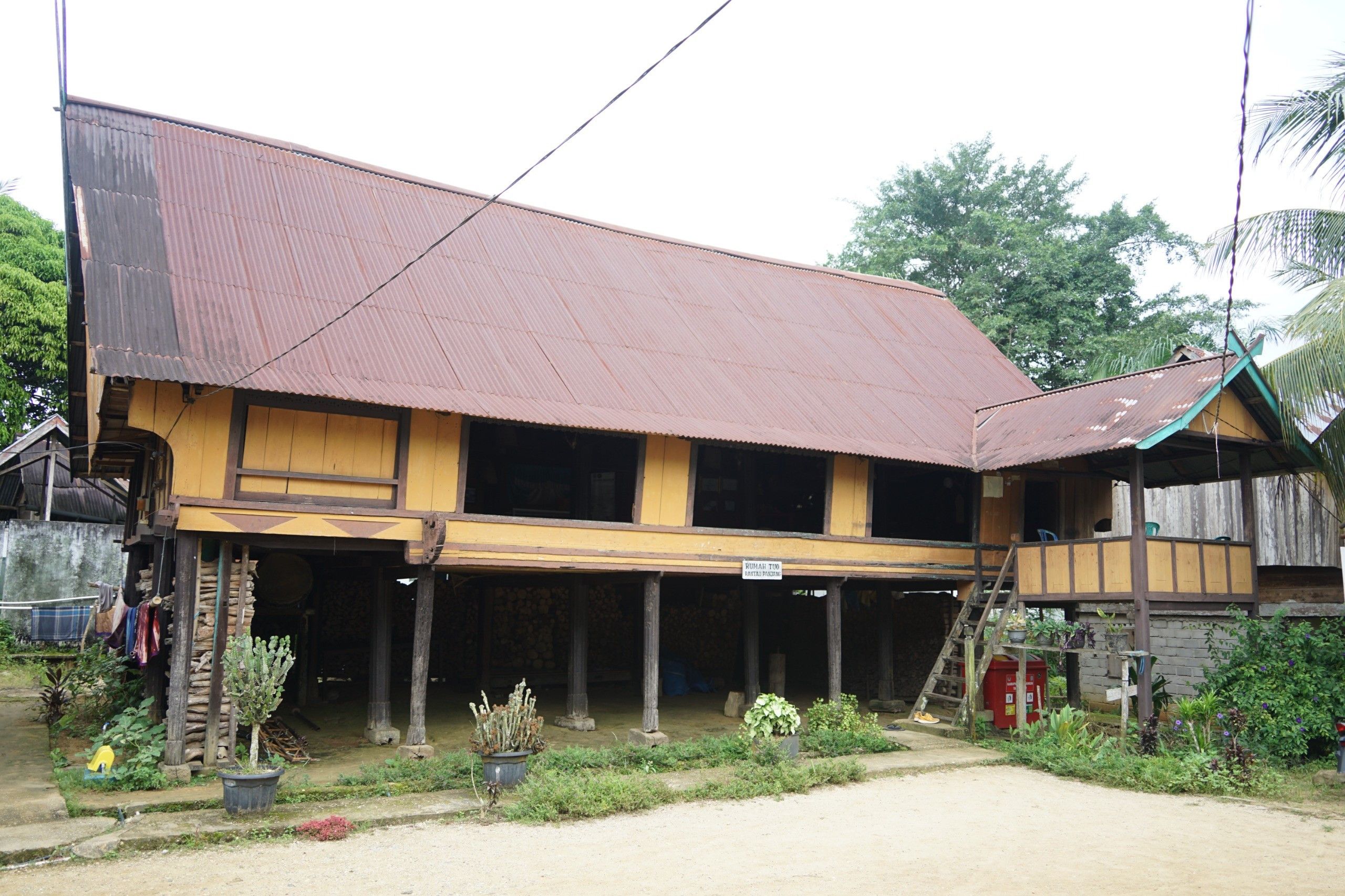 Mengunjungi Kampung Rumah Tuo Rantau Panjang, Pemukiman Kuno Jambi yang Menyimpan Rumah Anti-Gempa Ratusan Tahun.