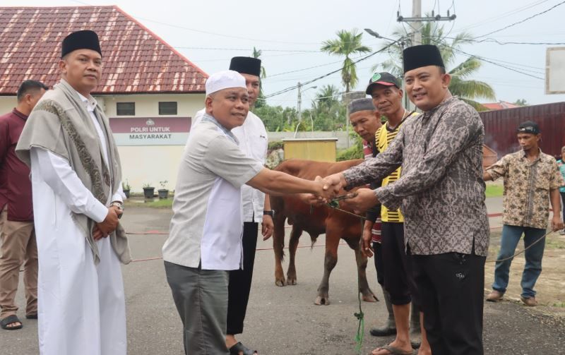Polres Tanjab Barat Gelar Kurban dan Bagikan Paket Daging ke Masyarakat Sekitar