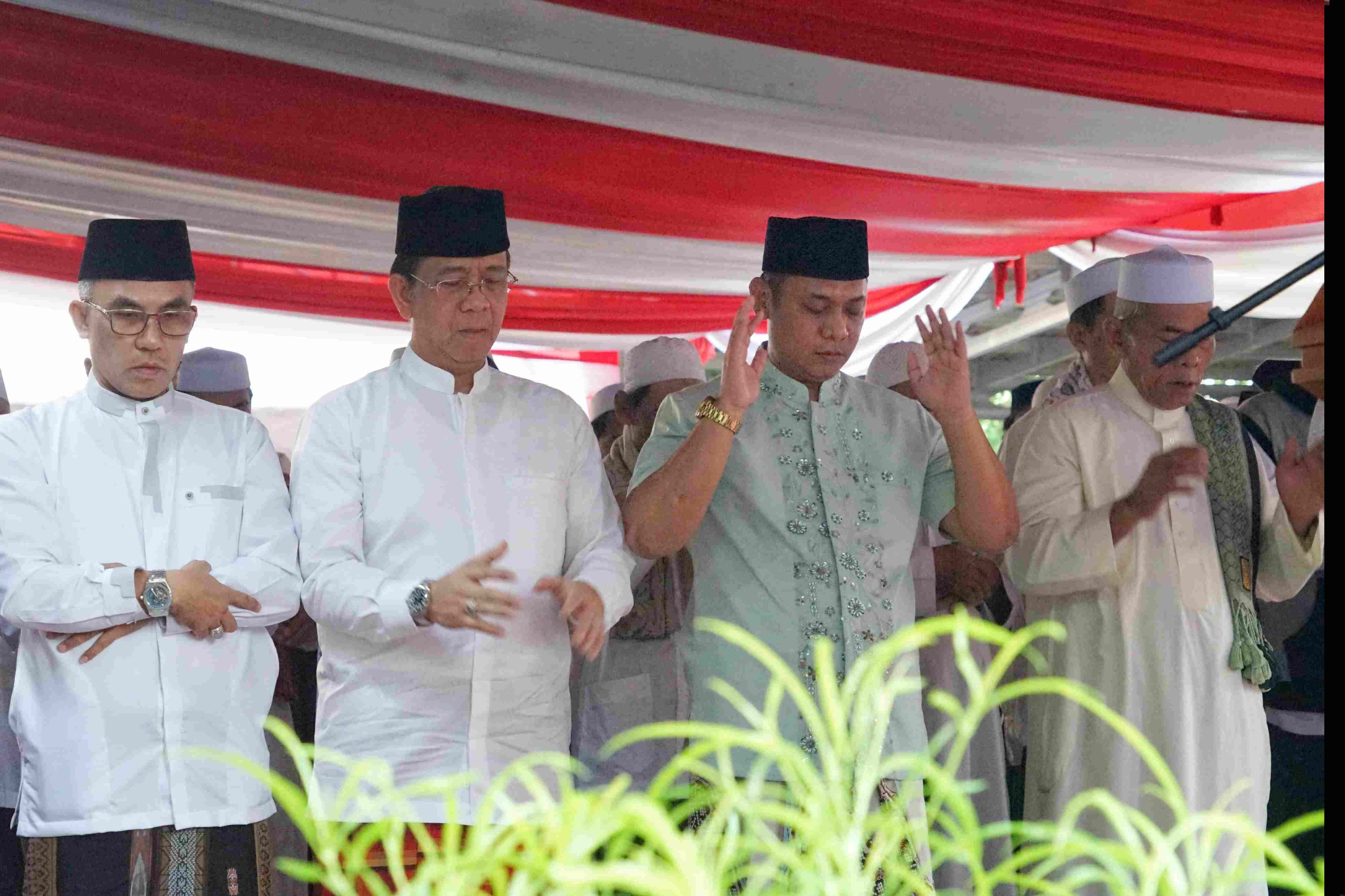 Dekatkan Diri dengan Warga, Plt Bupati Bekasi Sholat Idul Adha di Desa Taman Rahayu