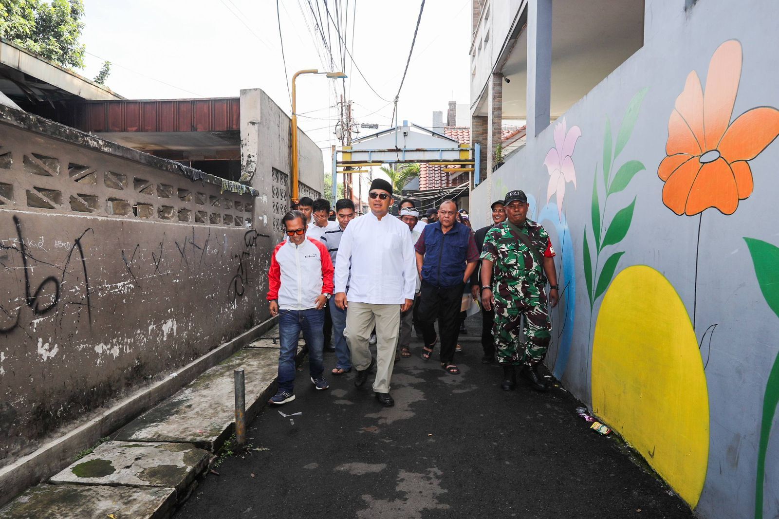 Datangi Lokasi Penyembelihan, Farhan Serahkan Bantuan Kurban kepada Warga Cicadas