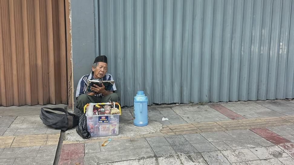Tunggu Pembeli Sambil Baca Al-Quran, Kakek di Bandung Ini Sedot Perhatian Warganet