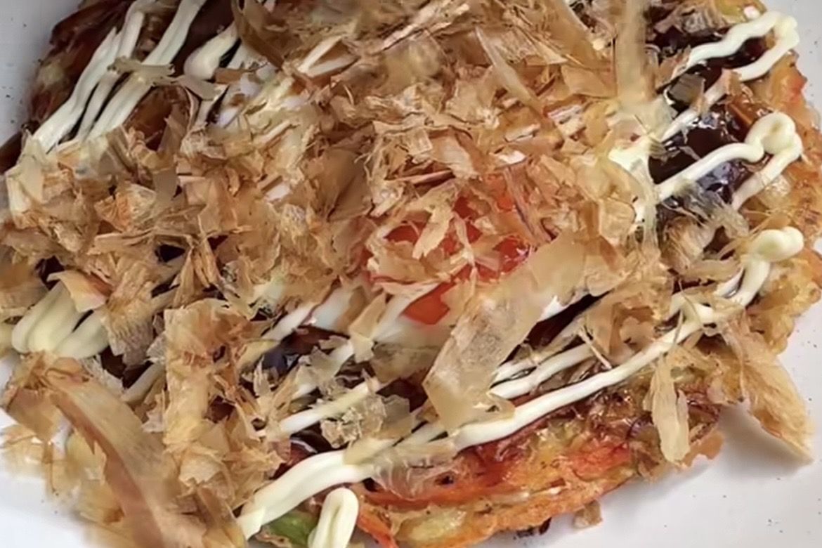 Enggak Perlu ke Restoran, Begini Resep Okonomiyaki Jepang yang Autentik dengan Taburan Katsuobushi