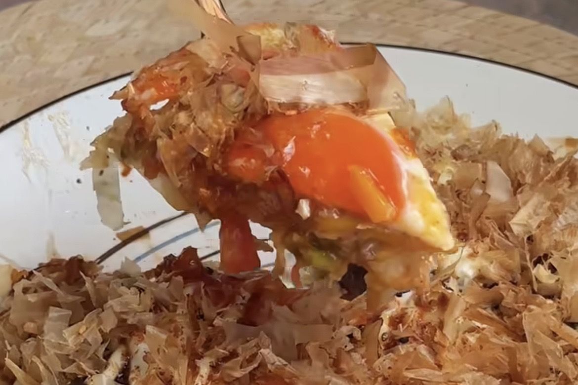 Enggak Perlu ke Restoran, Begini Resep Okonomiyaki Jepang yang Autentik dengan Taburan Katsuobushi