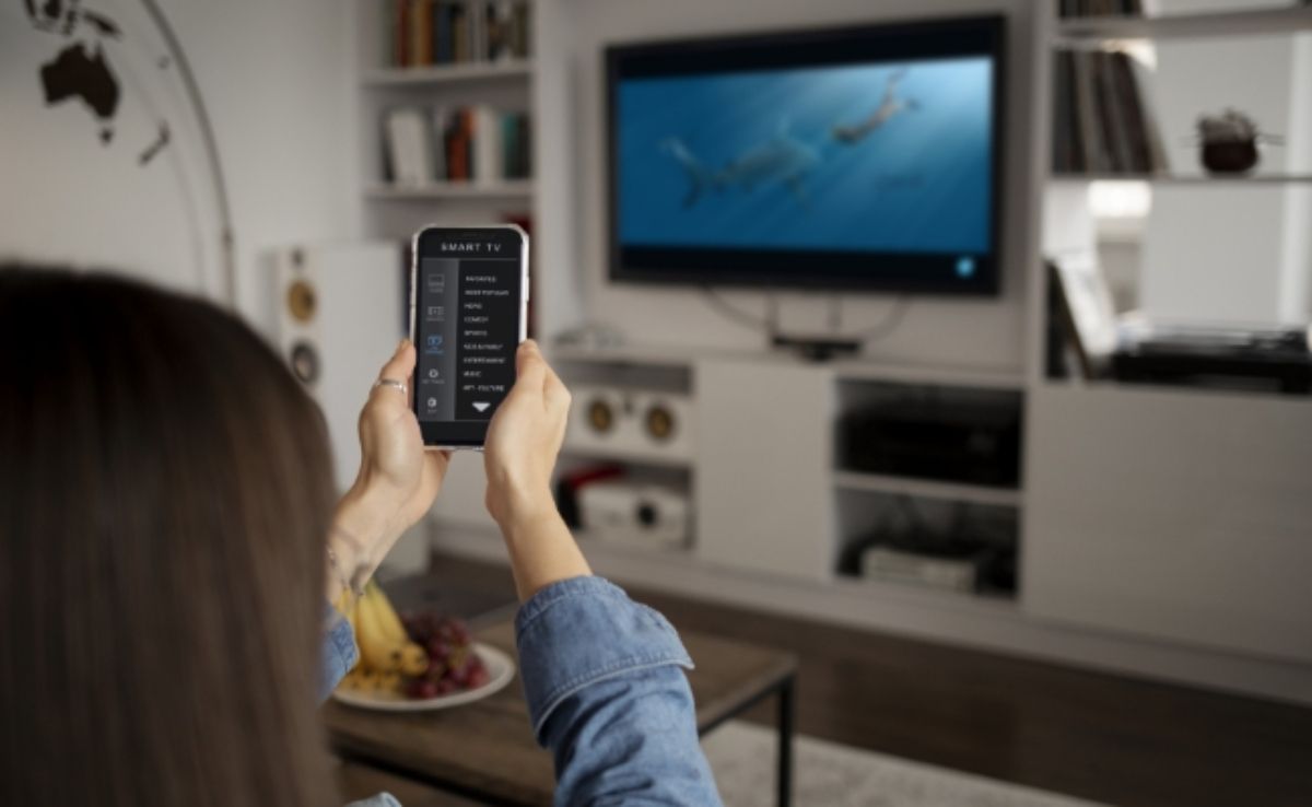 Gak Perlu Beli Kabel Panjang, Begini Cara Menghubungkan HP ke Smart TV Tanpa Kabel
