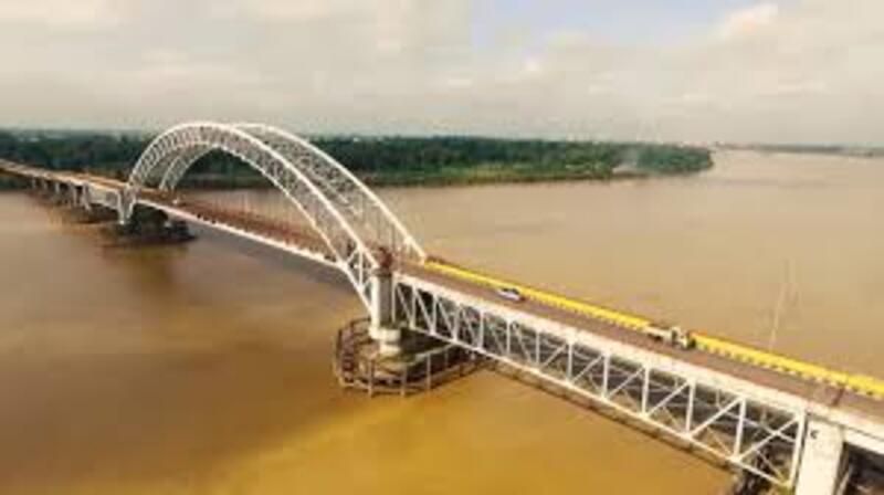 Kisah Horor Jembatan Batanghari: Mitos Buaya Putih dan Bisikan Gaib di Keheningan Malam