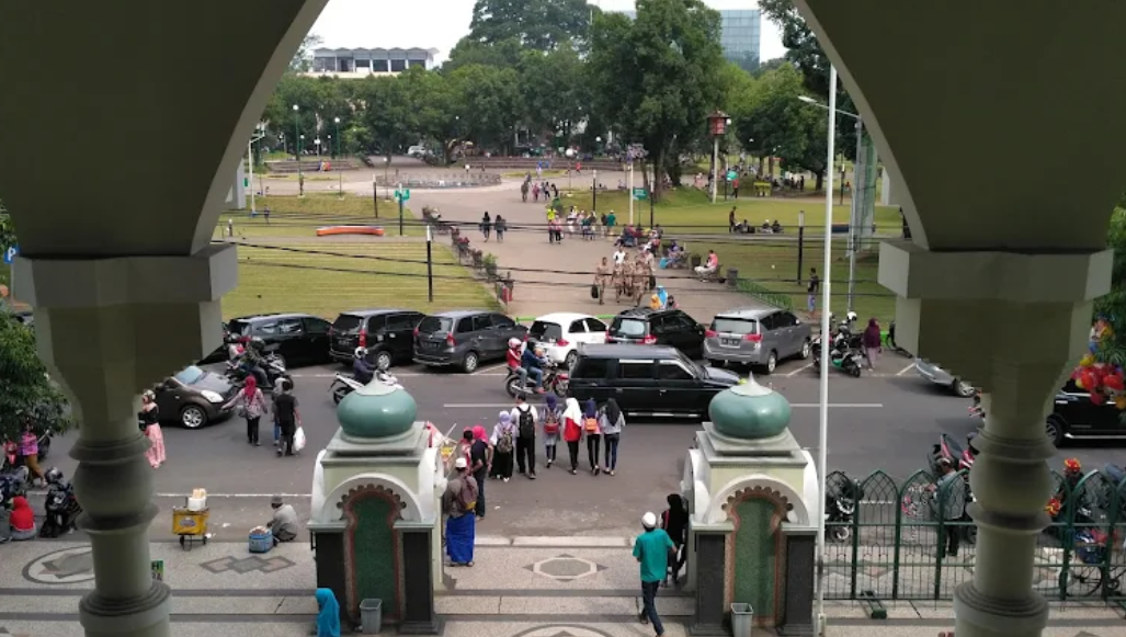 Kenapa Alun-Alun Merdeka Malang Selalu Dekat dengan Masjid dan Pusat Pemerintahan? Ternyata Bukan Kebetulan