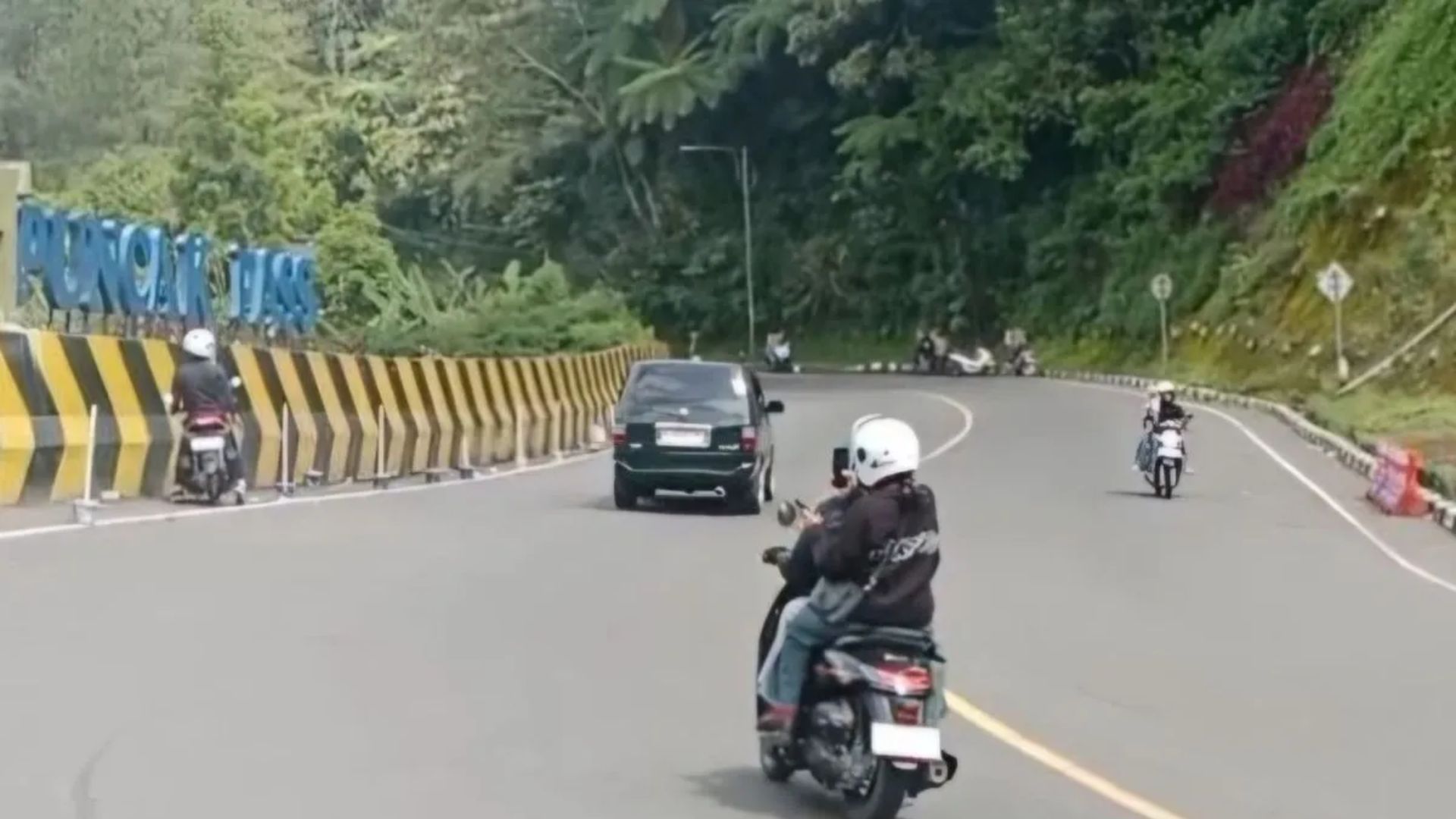 Polres Cianjur Berlakukan Sistem Satu Arah di Jalur Puncak Saat Libur Panjang