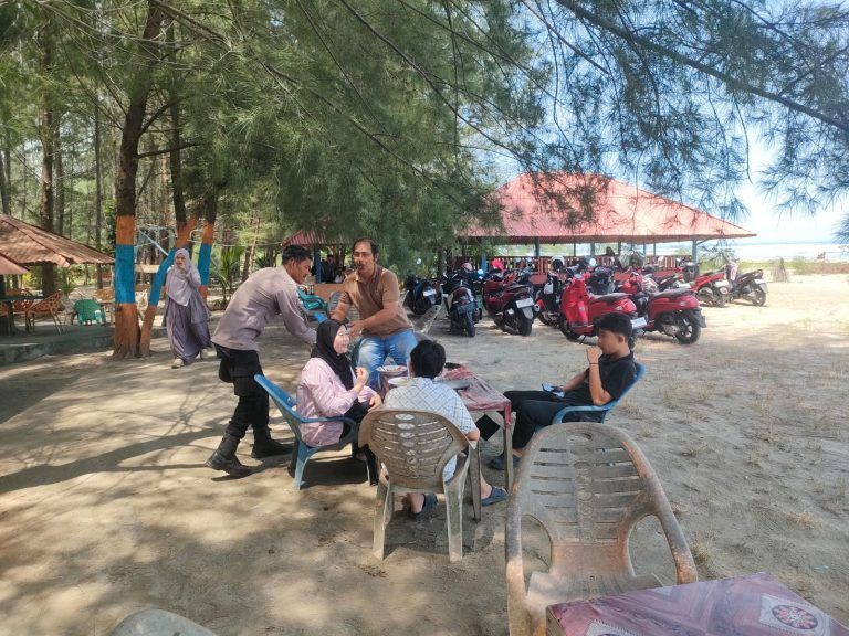 Wisata Pantai Cemara Indah Ramai Saat Idul Adha, Polisi Turun Langsung Amankan Pengunjung