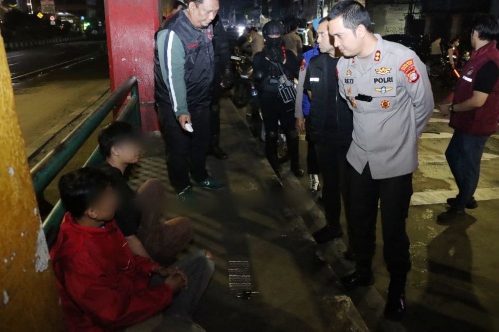 Patroli Sambil Razia di Jakarta Barat, Polisi Amankan 2 Pemuda Bawa Obat Terlarang