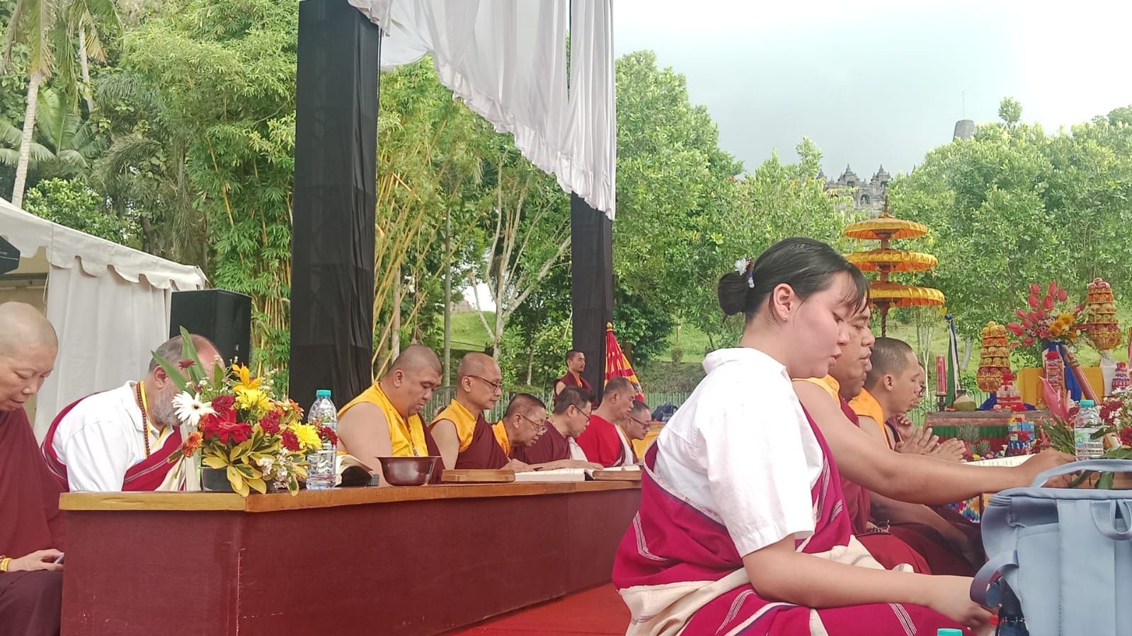Ratusan Umat Buddha Gelar Doa Khusus untuk Perdamaian Dunia di Candi Borobudur