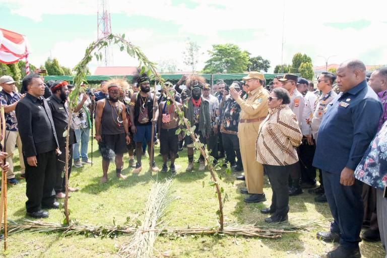 Patah Panah Akhiri Konflik, Ribka Haluk Kawal Perdamaian Adat di Wamena