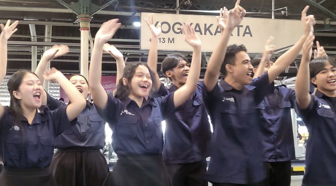 Momen Unik Hari Pancasila di Jogja Hari Ini : Mahasiswa Padus UAJY Kejutkan Penumpang Kereta Lewat Lagu Indonesia Raya Hingga Rungkad