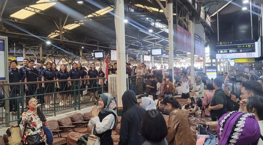 Momen Unik Hari Pancasila di Jogja Hari Ini : Mahasiswa Padus UAJY Kejutkan Penumpang Kereta Lewat Lagu Indonesia Raya Hingga Rungkad