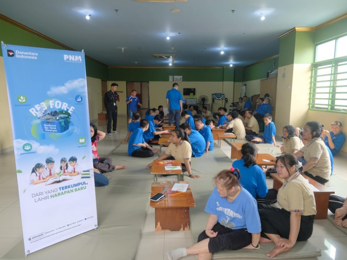 PNM Salurkan Pakaian Hasil RE3 For-E untuk Disabilitas dan Lansia