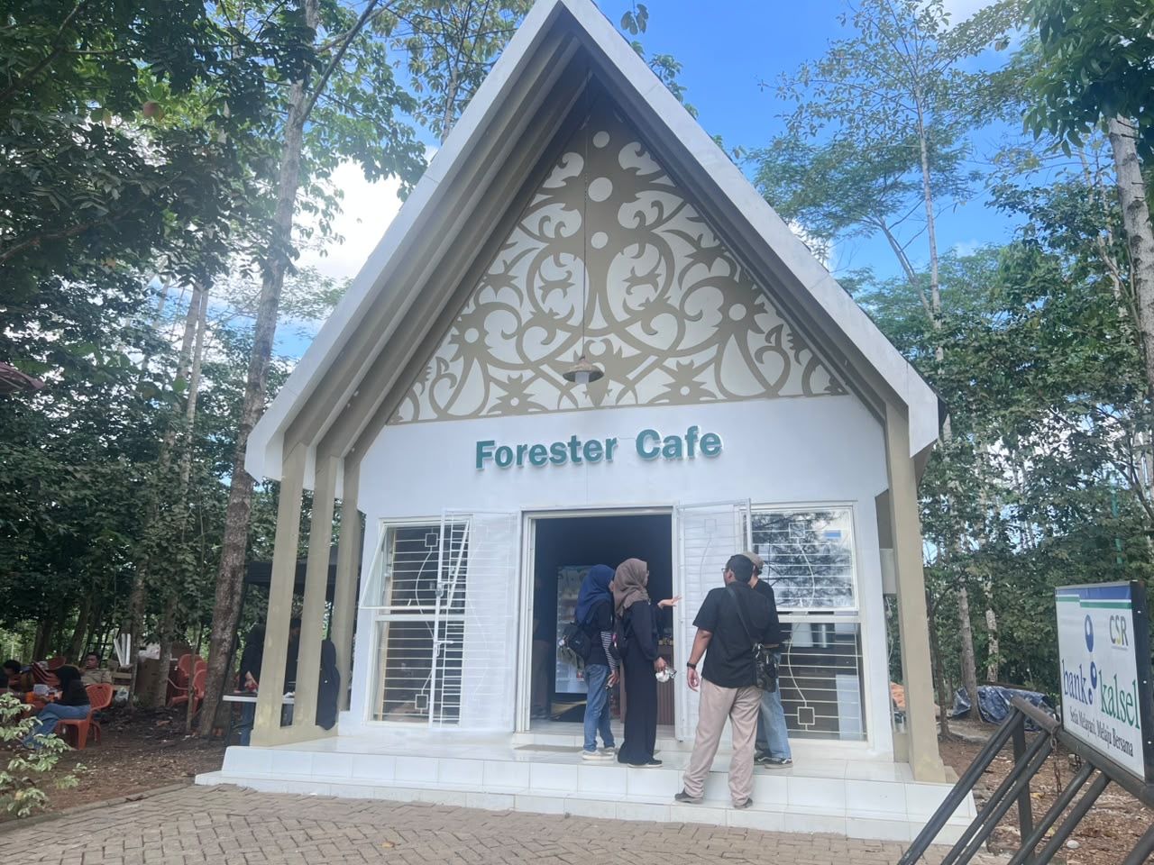 Inovasi PAD: Pemprov Kalsel Resmikan Kafe Forester 3 di Banjarbaru, Berdayakan Petani Hutan