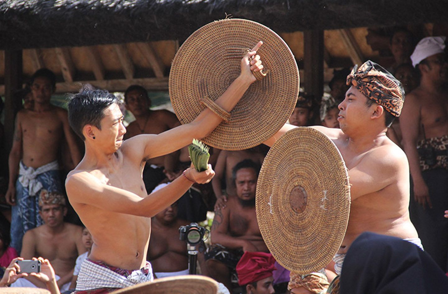 Mengenal Mekare-kare, Ritual Unik Perang Pandan di Bali