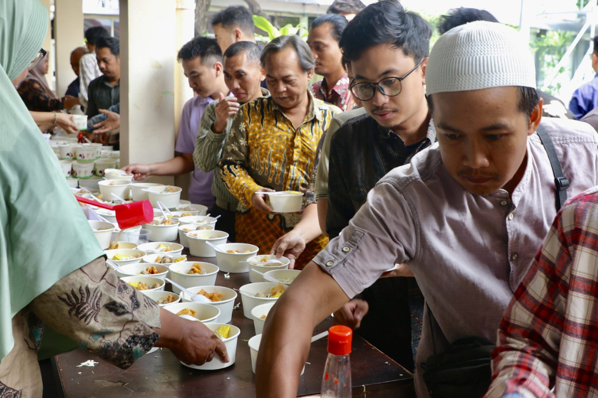 Ubaya Gelar Makan Bersama Gratis, Bagikan 250 Porsi Hidangan Kurban untuk Mahasiswa dan Warga