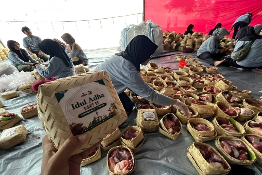 UMM Wujudkan Kurban Go Green, Bagikan 2.500 Paket Daging Kurban dengan Besek Bambu