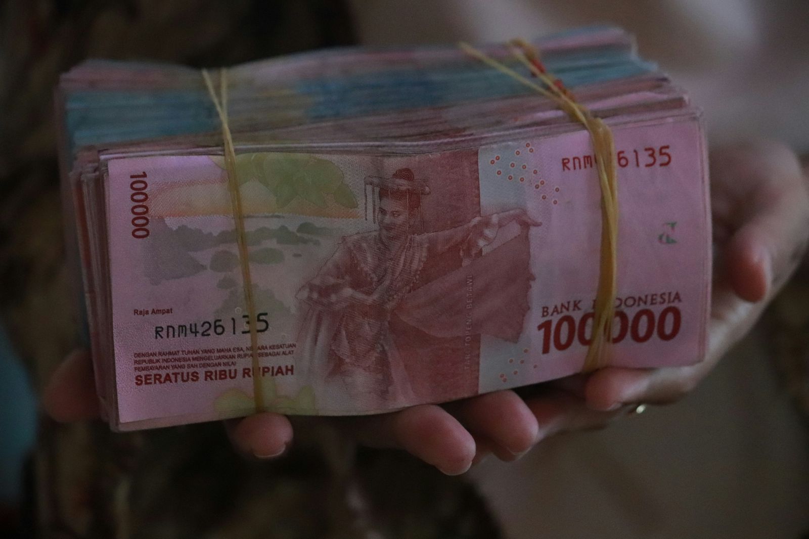 Kian Dekati Level Psikologis Rp18.000, Rupiah Melemah Akibat Terpaan Geopolitik Global