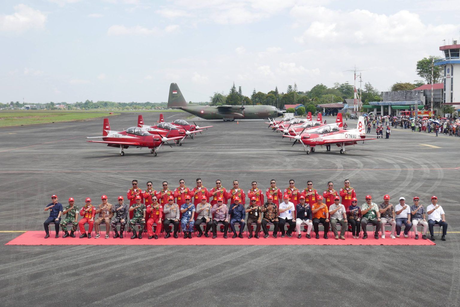 Langit Banjarbaru Membara! Manuver Maut Jupiter Aerobatic Team TNI AU Hipnotis Ribuan Warga Kalsel