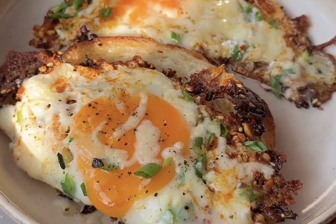 Resep Crispy Chilli Oil Egg Toast, Sarapan 10 Menit yang Bikin Ketagihan