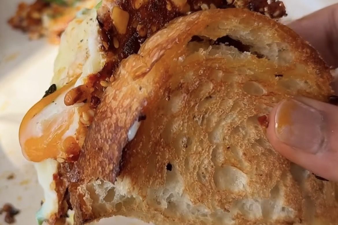 Resep Crispy Chilli Oil Egg Toast, Sarapan 10 Menit yang Bikin Ketagihan