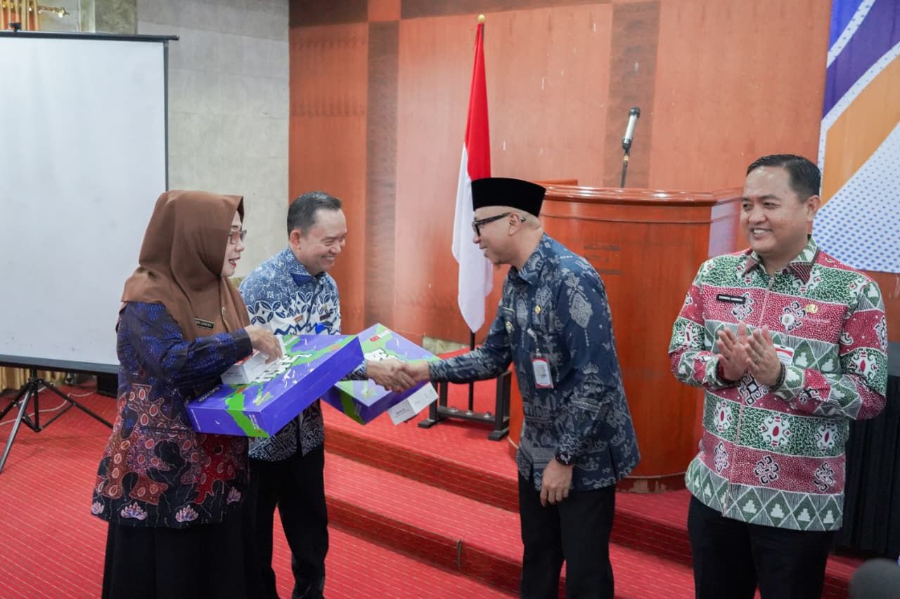 Seluruh Siswanya Lolos PTN, Kepala SMA Negeri 14 Bandar Lampung Diberi Hadiah Beasiswa oleh Gubernur