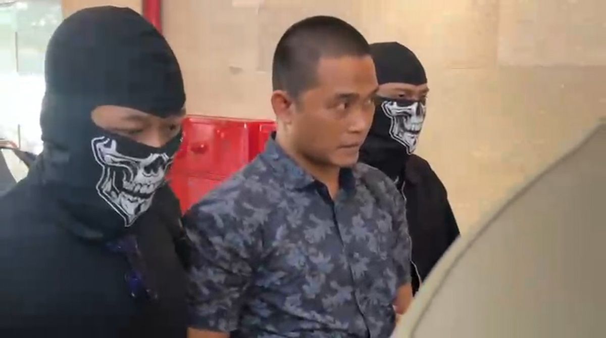 Tampang Bripka Dedy si Brimob yang Bekingi Kampung Narkoba saat Diboyong ke Bareskrim
