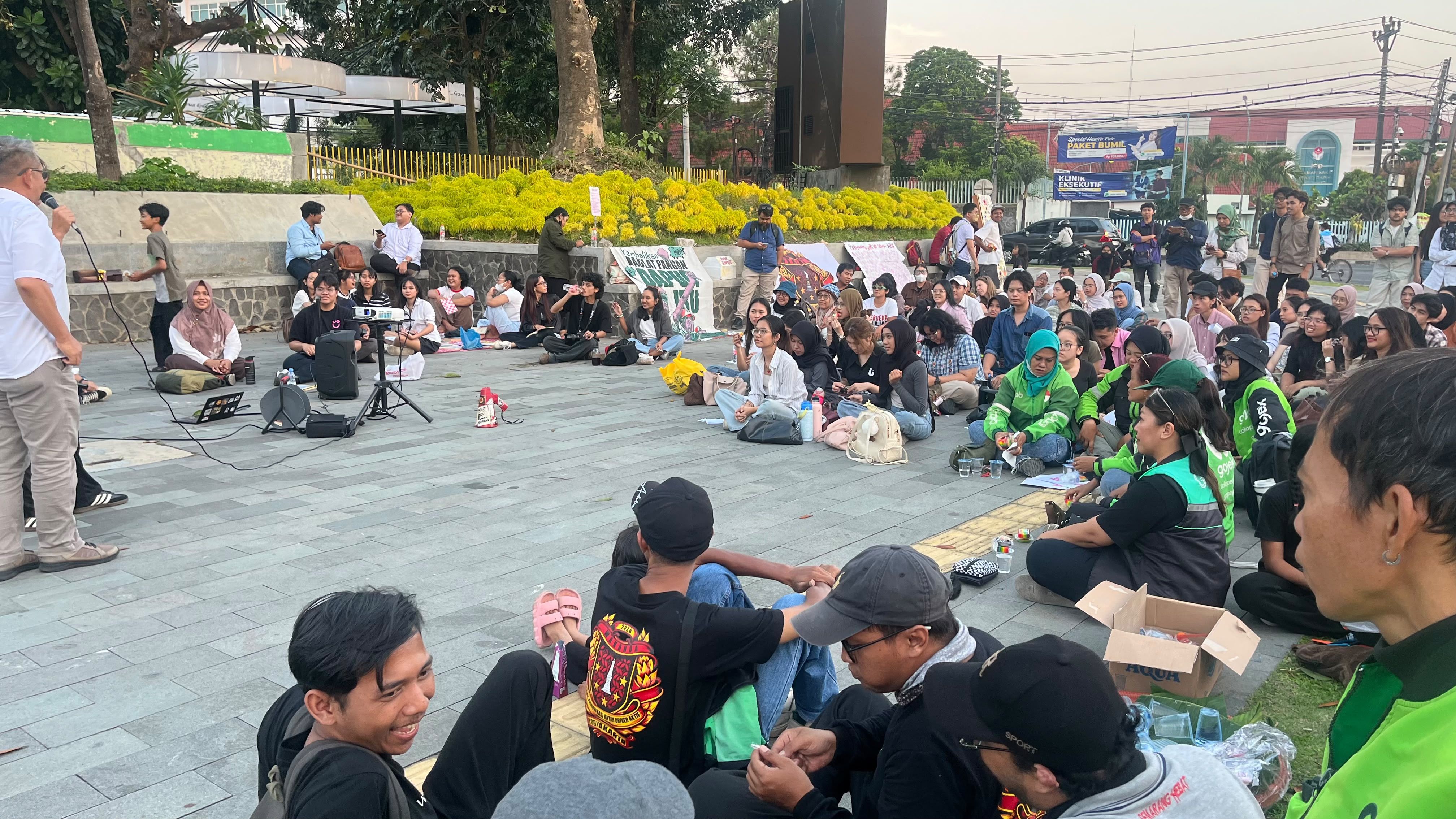 Klakson Bersahut-sahutan Para Pengendara di Bundaran UGM, Simbol Aksi Nyerah Jadi WNI , Eks Rektor UII yang Turun Aksi Itu : Jangan Sepelehkan!