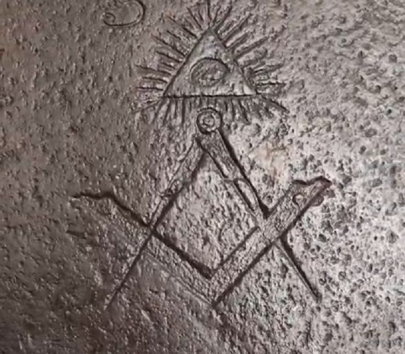Melihat Lebih Dekat Simbol Freemason dan Ouroboros di Museum Taman Parasasti Jakarta