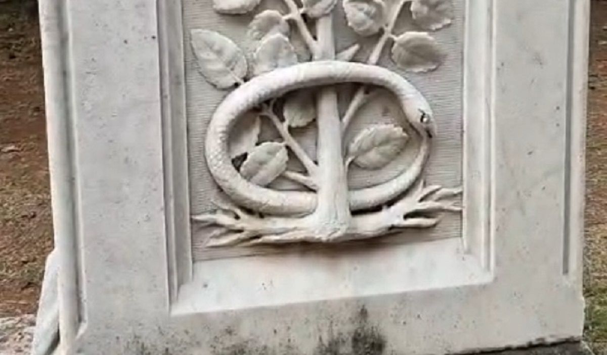 Misteri Simbol Ouroboros Ular yang Mengigit Ekor di Makam Jenderal Belanda J.H.R Kohler di Jakarta