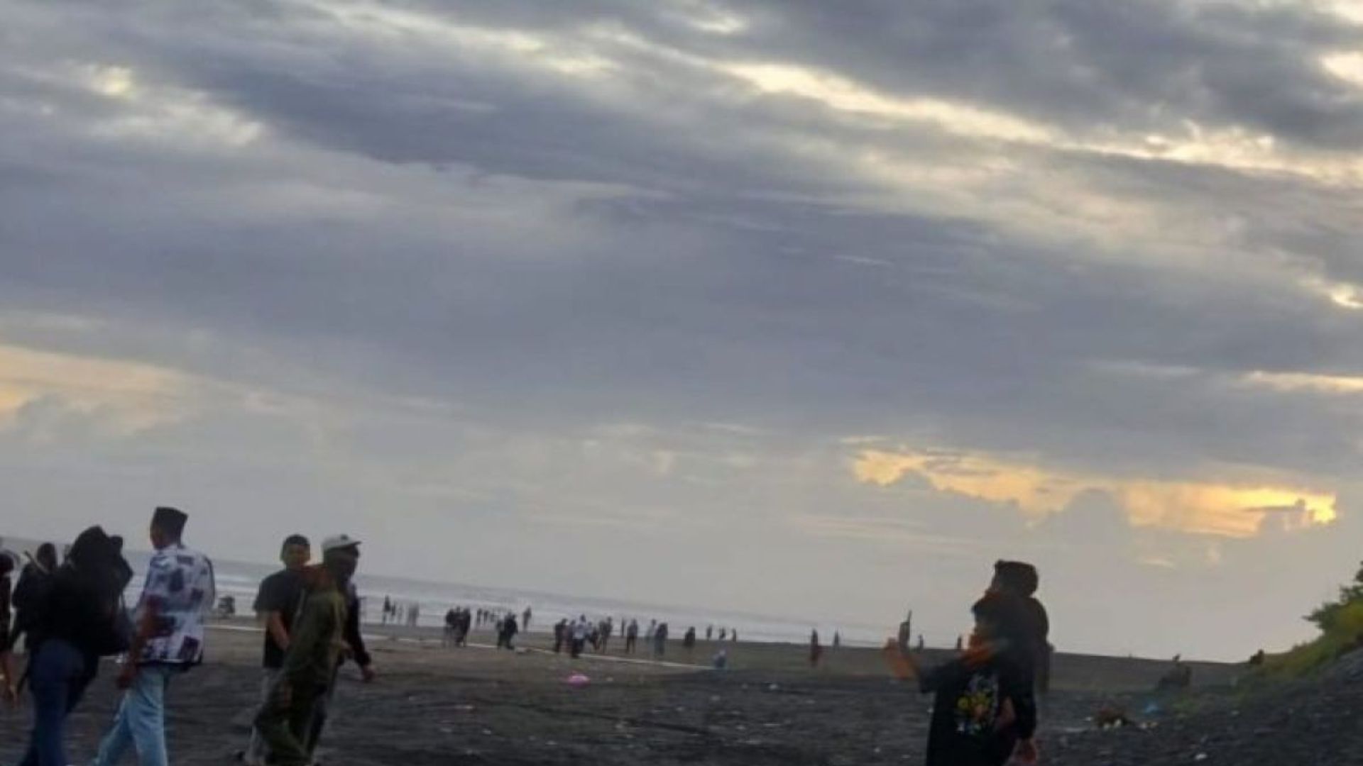 Jelang Libur Sekolah, Petugas Gabungan Bersihkan Sampah di Pantai Apra Cianjur