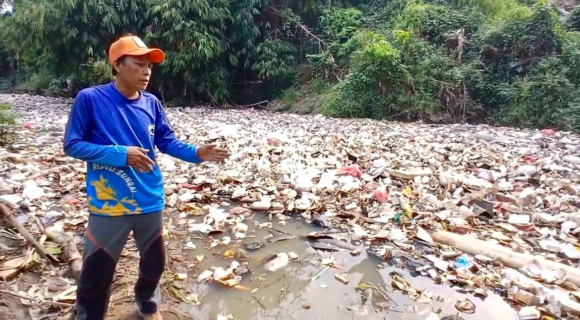 15 Ton Sampah Sumbat Aliran Sungai Cibanten Dievakuasi ke TPA Cilowong Serang