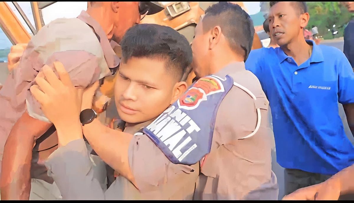 Aksi Dramatis Polisi Bareng Warga Hentikan Truk Rem Blong di Tulang Bawang