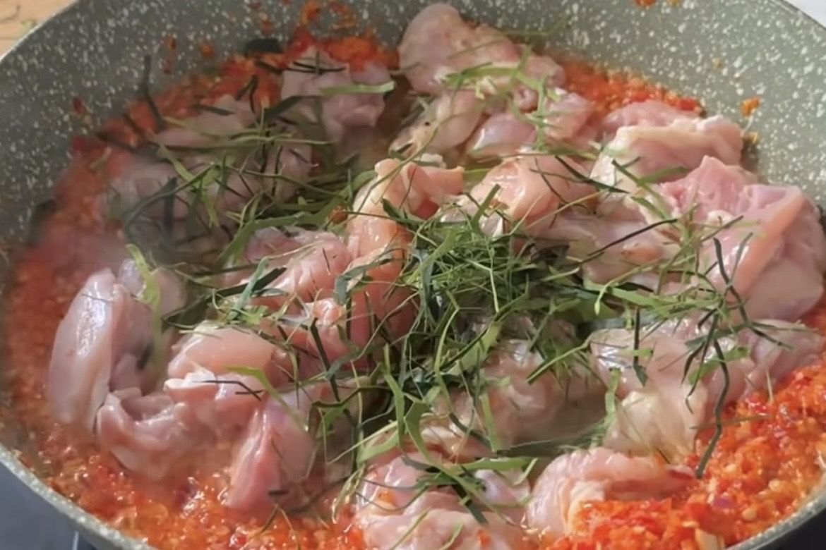 Cuma Pakai Bahan Sederhana, Ayam Pedas Daun Jeruk Ini Rasanya Mirip Masakan Restoran