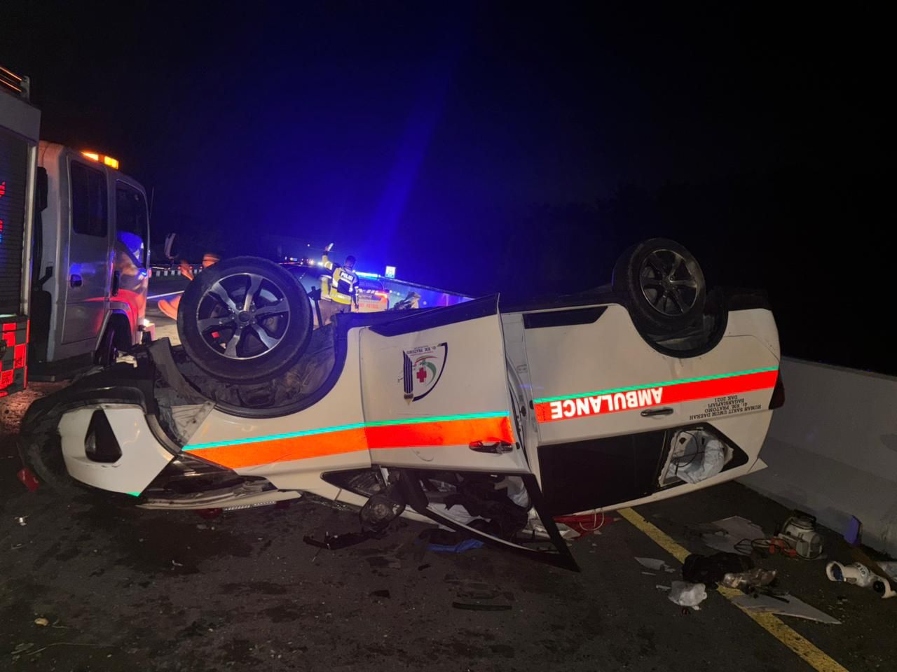 Ambulans Terbalik Usai Tabrak Trailer di Tol Permai, Tiga Orang Tewas di Tempat