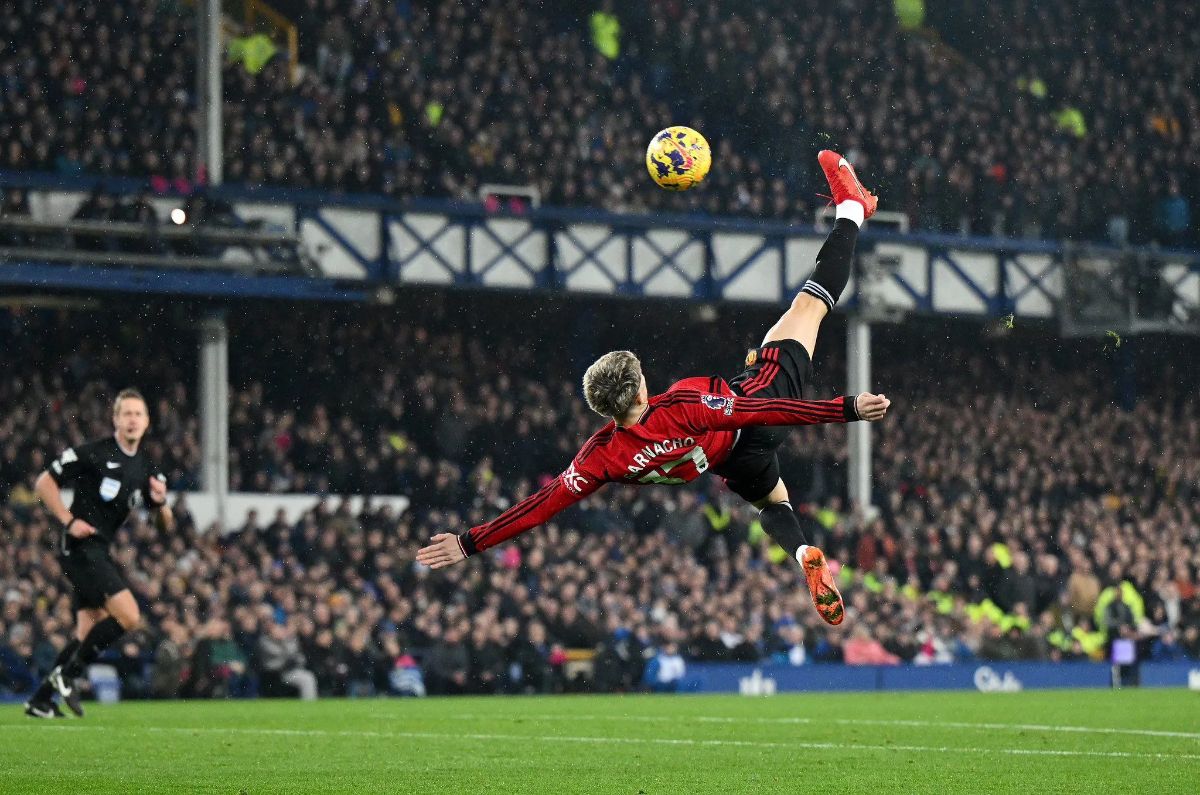 5 Pesepakbola yang Paling Sering Lakukan Tendangan Salto, Siapa Saja?