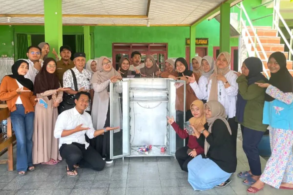 Dukung UMKM Lokal, Mahasiswa KKN UM Surabaya Perkenalkan Teknologi Fermentasi Tempe Berbasis Listrik