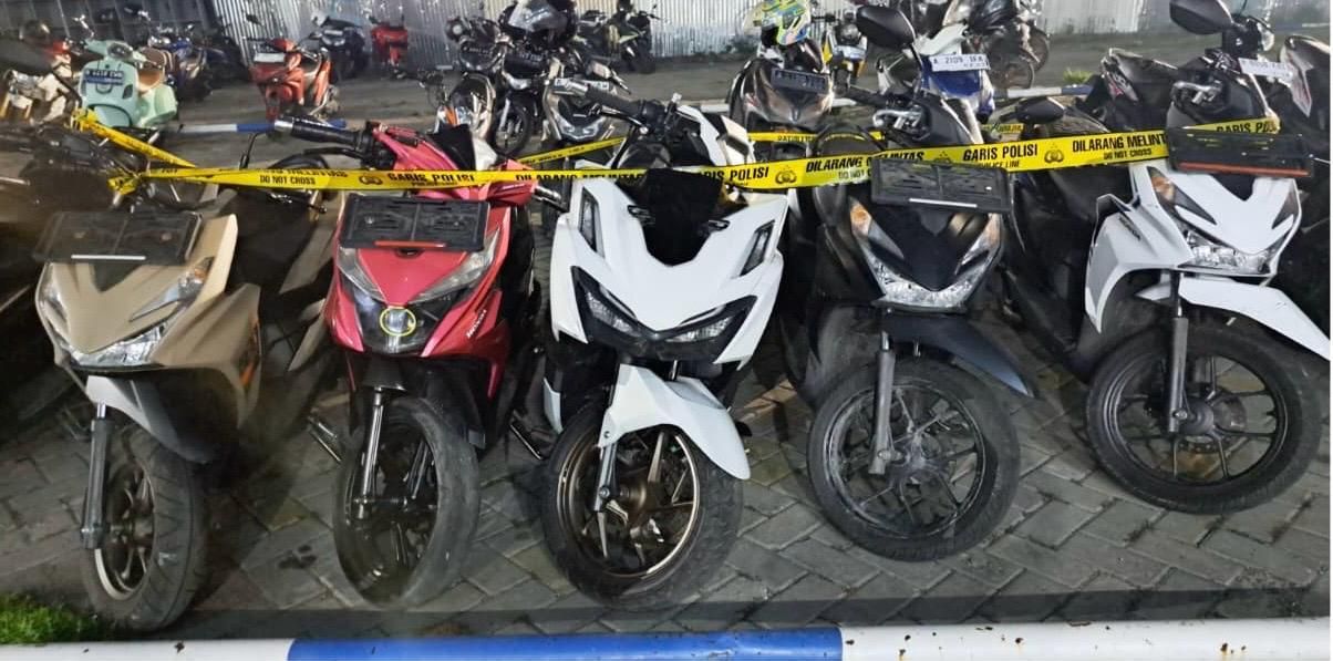Polres Metro Tangerang Kota Bongkar Sindikat Curanmor, 6 Motor Curian, Airsoft Gun dan Senjata Tajam Diamankan