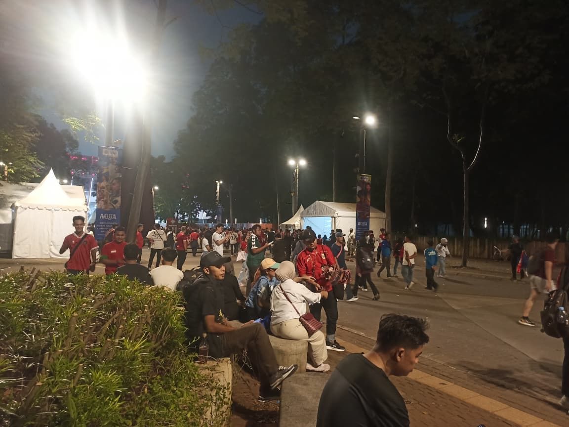 Banyak Suporter Datang Sepulang Kerja, Suasana SUGBK Makin Ramai Jelang Laga Timnas Indonesia vs Mozambik